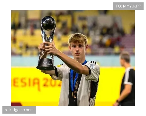 德甲转会战况升级：多队竞逐新星前锋，争冠格局或将重塑